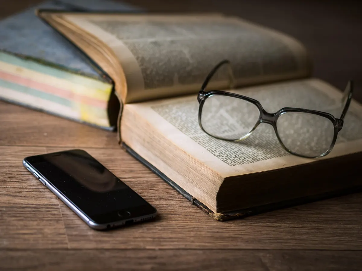 Personal Essay vs Memoir: Key Differences for UK Writers